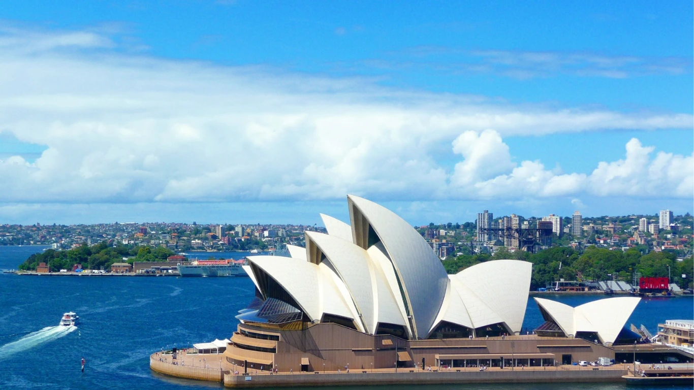 Australia’s Green Bank Breaks Records with $2.3B Clean Energy Investments